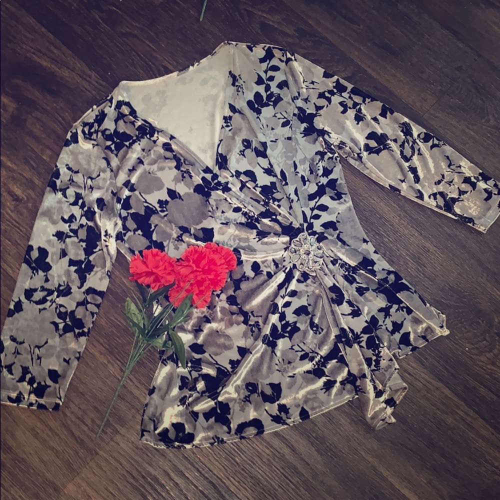 🌹Vintage 3/4 Black & Silver Velvety Top🌺 - Picture 1 of 8